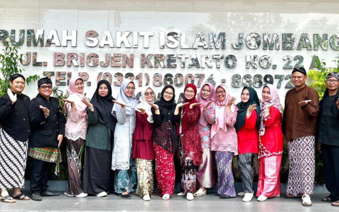 Peringatan HUT ke-80 Republik Indonesia: Staf Rumah Sakit Islam Jombang Kenakan Baju Adat Nusantara